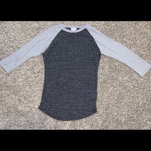 gray 3/4 sleeve shirt